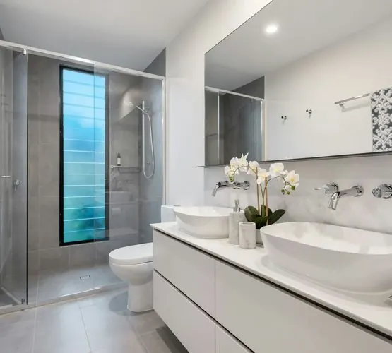 Salle de bain rénovée avec vasque et douche à l’italienne